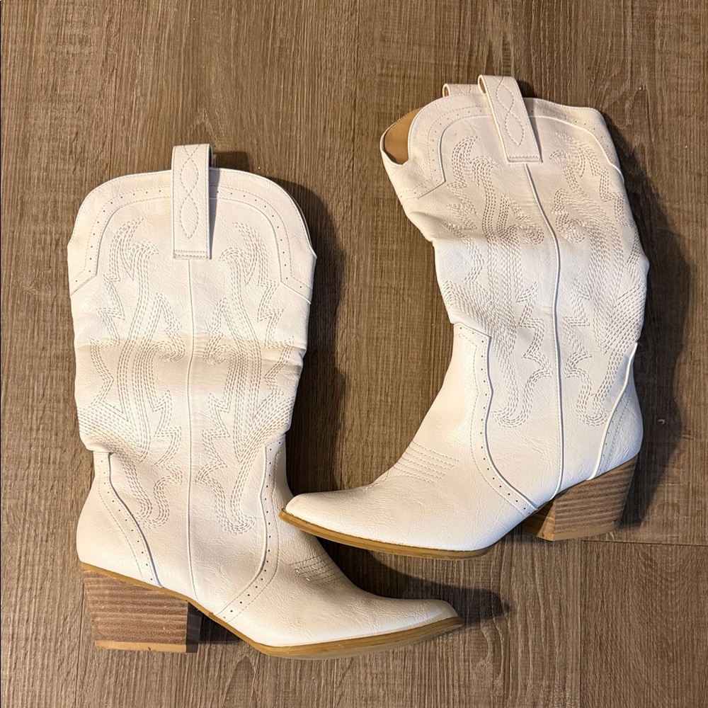White Women's Western Cowboy Boots - Classic Stitch Detail